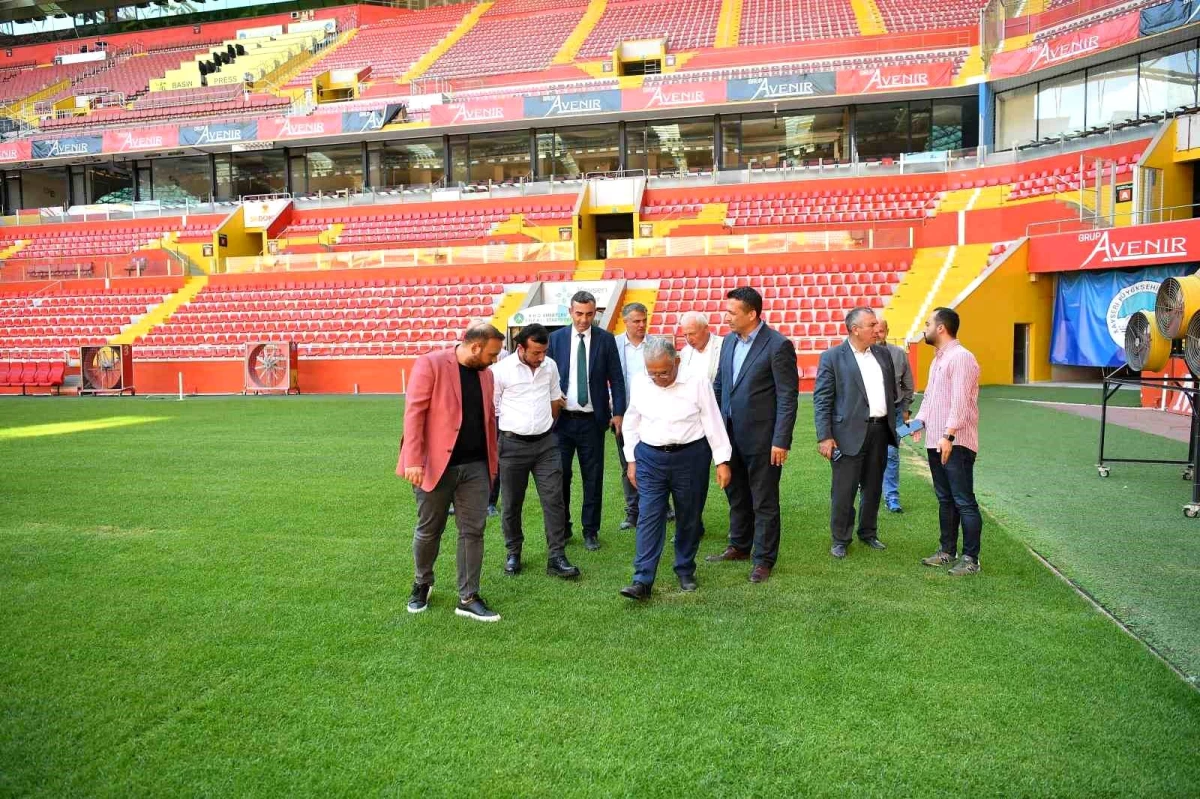 Kayseri Büyükşehir Belediyesi RHG Enertürk Enerji Stadyumu’ndaki Çim Çalışmalarını İnceledi