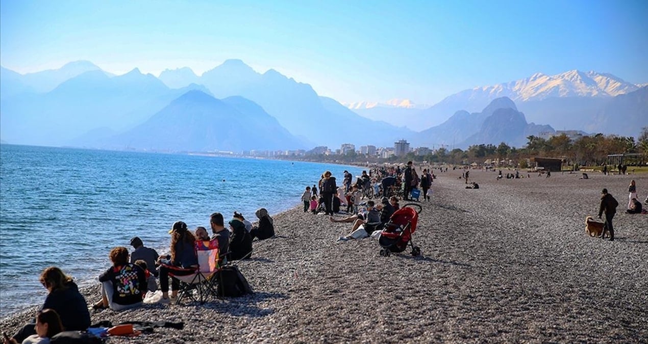 Antalya sahilleri ocak ayında dolup taştı