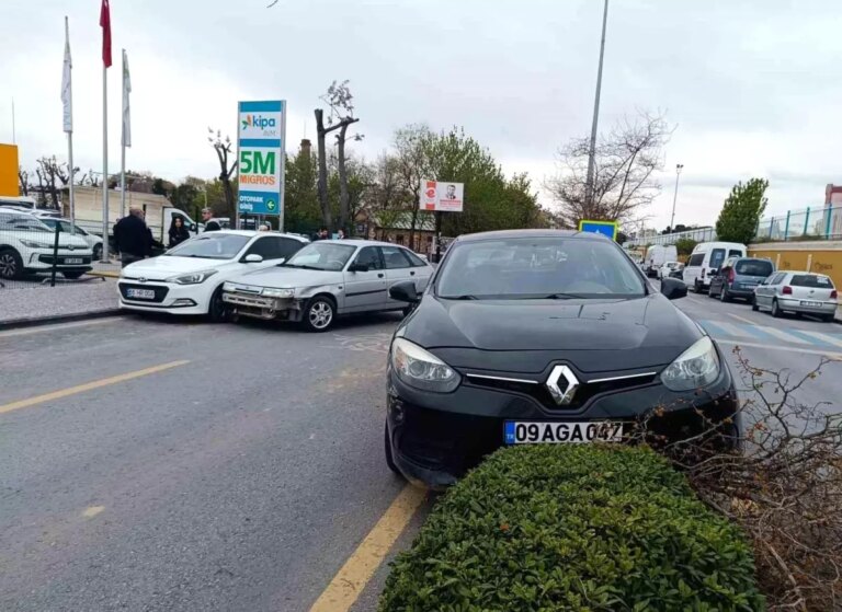 aydinda-otoparktan-cikan-otomobil-ile-3-arac-carpisti-Y5WPPMb3.jpg