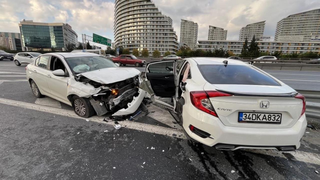 Bağcılar TEM Otoyolu’nda kaza: 4 yaralı
