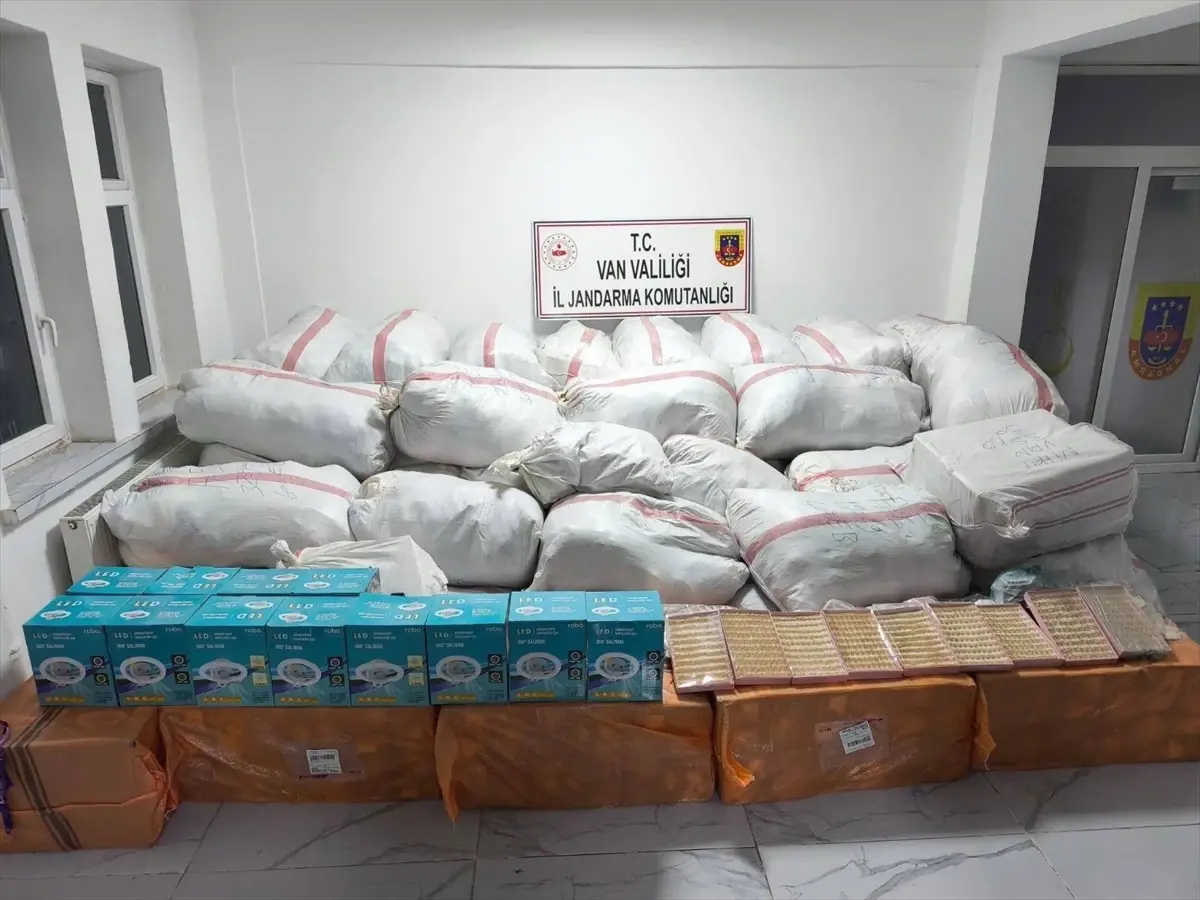 Başkale’de Gümrük Kaçağı Malzeme Ele Geçirildi