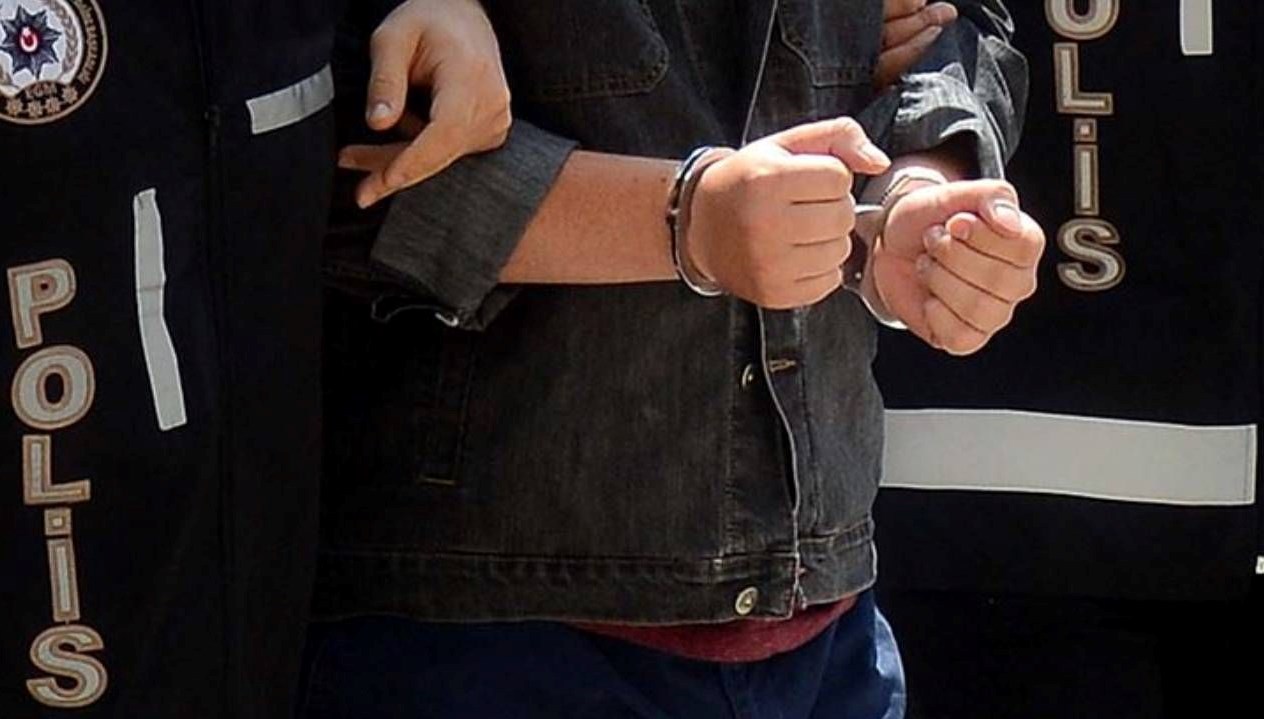 Elindeki poşetten silahlar çıktı, tutuklandı