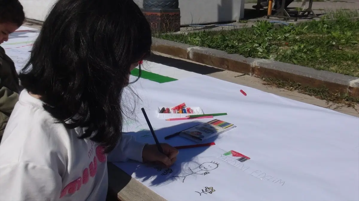 Filistinli Çocuklar İçin Çiz Etkinliği