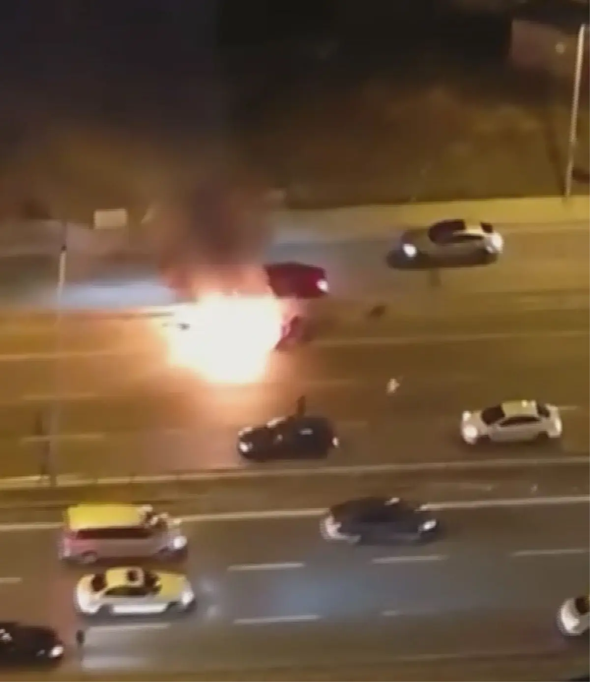 Pendik’te Otomobil Yangını