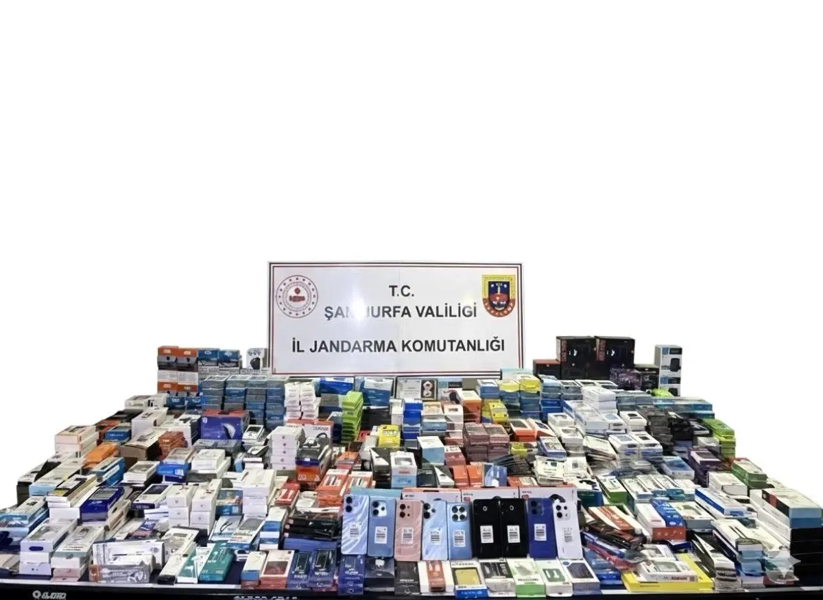 Şanlıurfa’da Gümrük Kaçağı Cep Telefonu ve Aksesuarları Ele Geçirildi
