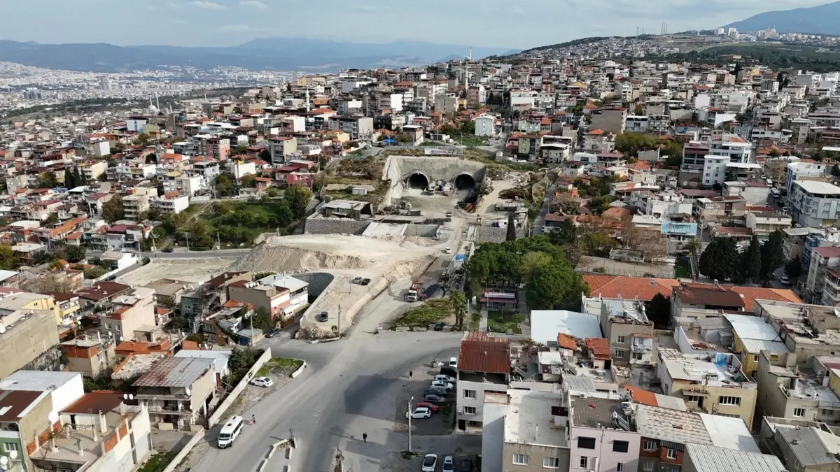 Buca’da Tünel Çalışmaları Evleri Çatlatıyor