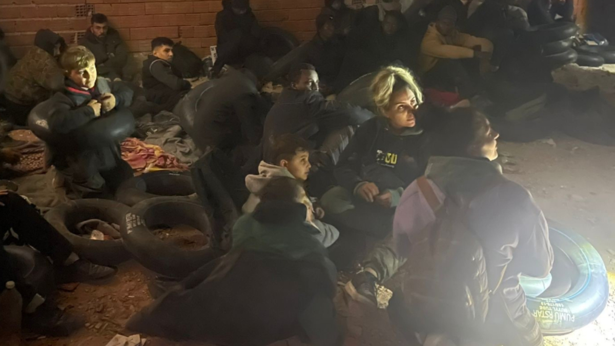 İzmir’de metruk binadan 29 kaçak göçmen çıktı