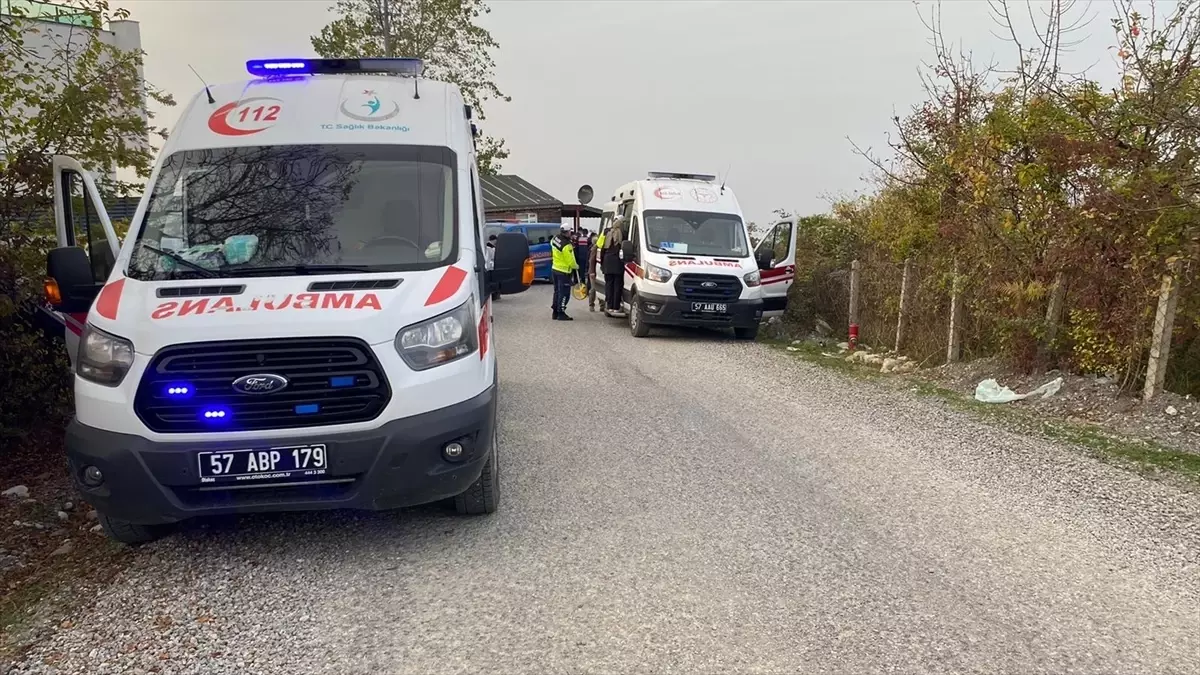 Ticari Taksi Tarlaya Devrildi: 2 Yaralı