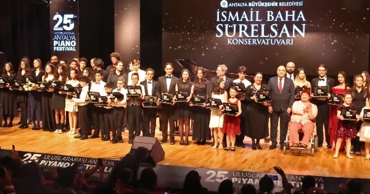Antalya Piyano Festivali’nde gençler sahne aldı