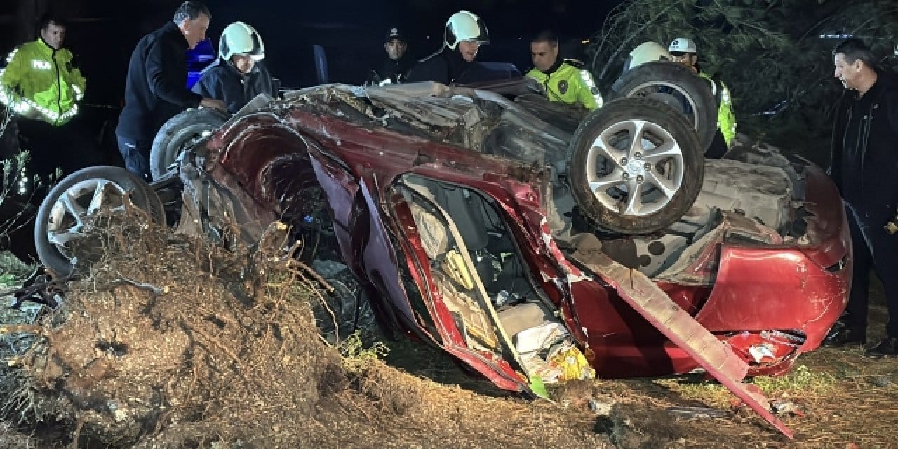 Karabük’te araç ağaca çarptı refüje devrildi: Sürücü kurtarılamadı