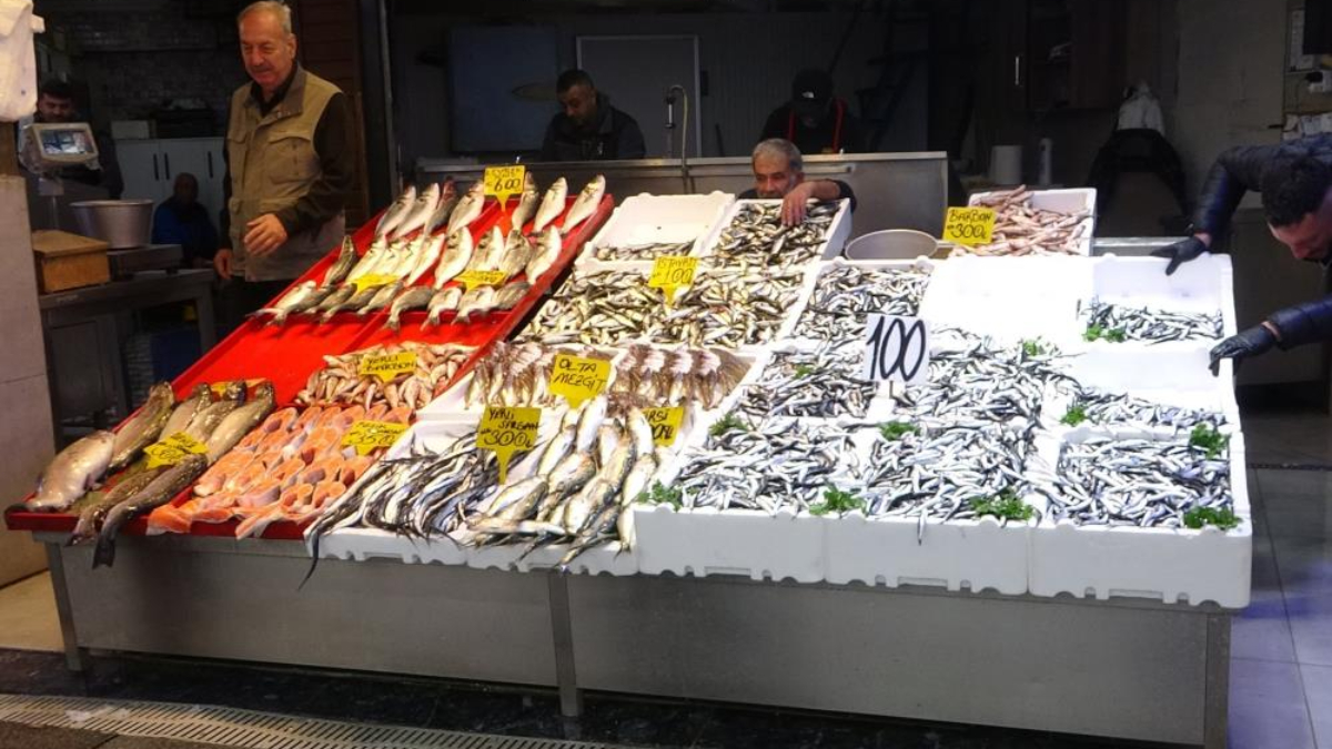 Karadeniz’de hamsi bereketi: Tezgahlar balıkla doldu