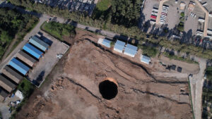 felaketin-esiginden-donuldu-santiye-sahasinda-45-metre-derinliginde-obruk-olustu-zmPVP1I3