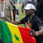 amedsporlu-mbaye-diagnenin-senegal-bayragi-kriz-yaratti-polis-evine-gitmis-IlCJkekM