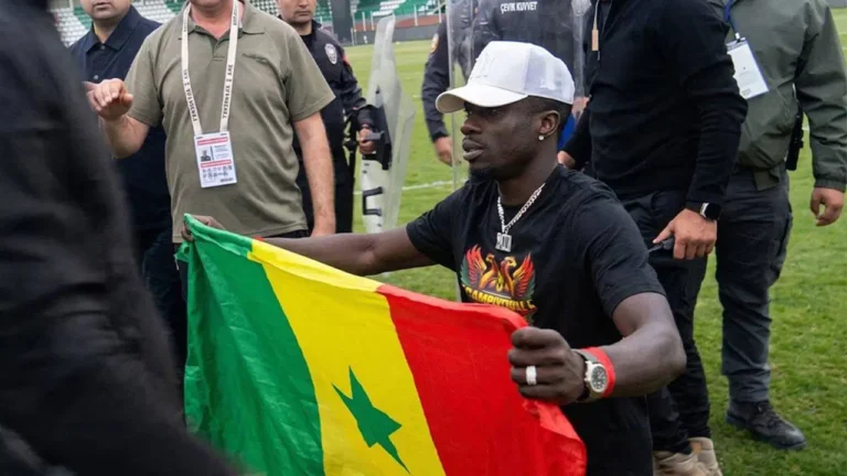 amedsporlu-mbaye-diagnenin-senegal-bayragi-kriz-yaratti-polis-evine-gitmis-IlCJkekM